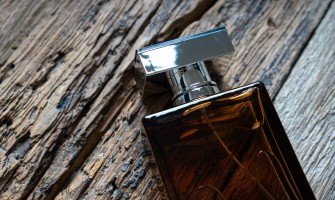 Erkek Şıklığının Esansı: Odunsu Erkek Parfümleri